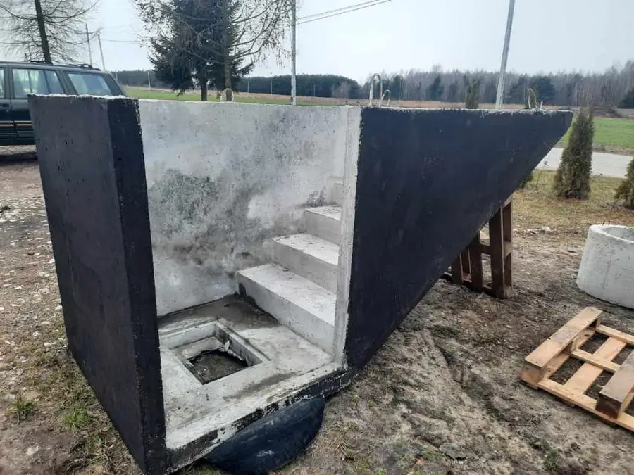 Betonowa piwniczka ogrodowa z płaskim stropem