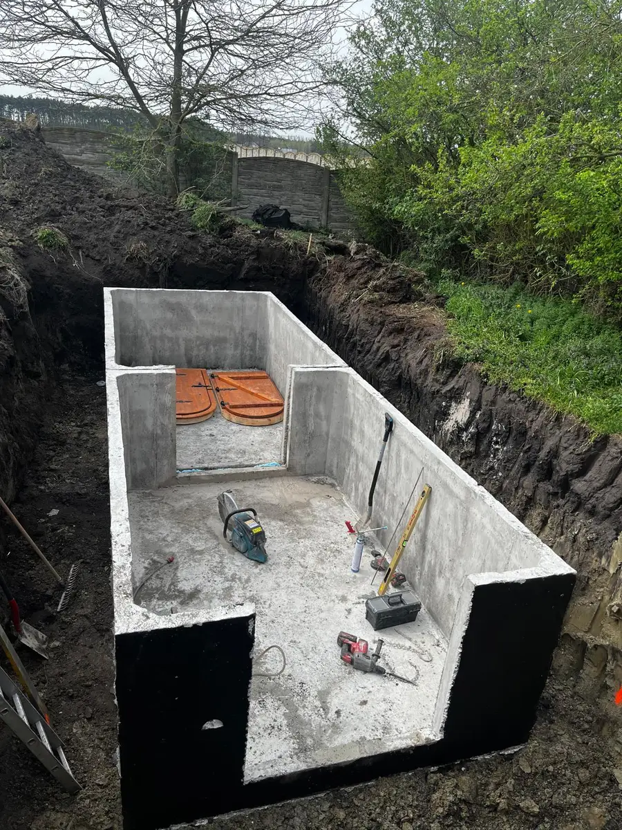 Wnętrze piwniczki betonowej prostokątnej z narzędziami montażowymi