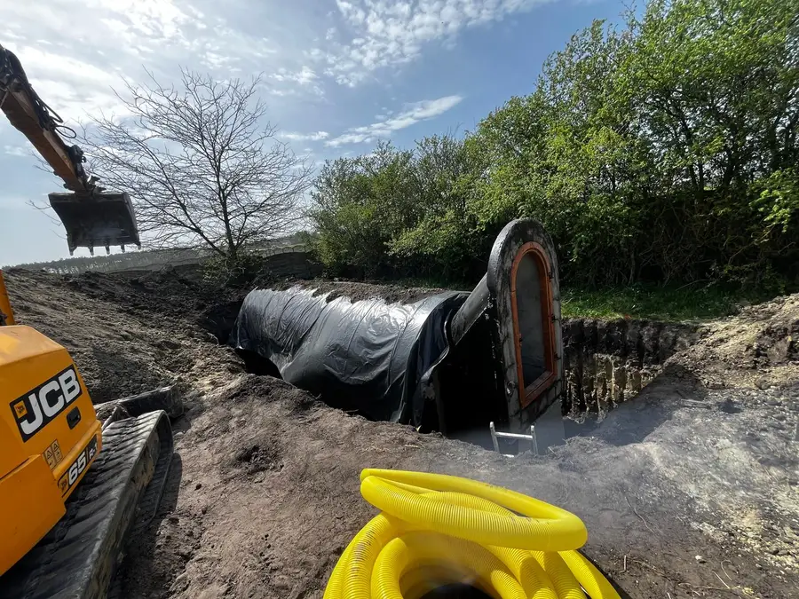 Montaż piwniczki łukowej betonowej - folia uszczelniająca, JCB