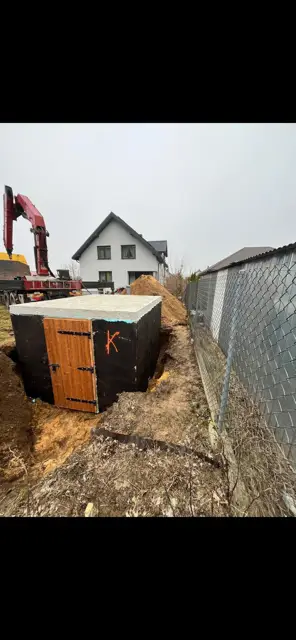 Piwniczka ogrodowa betonowa zainstalowana przy domu jednorodzinnym