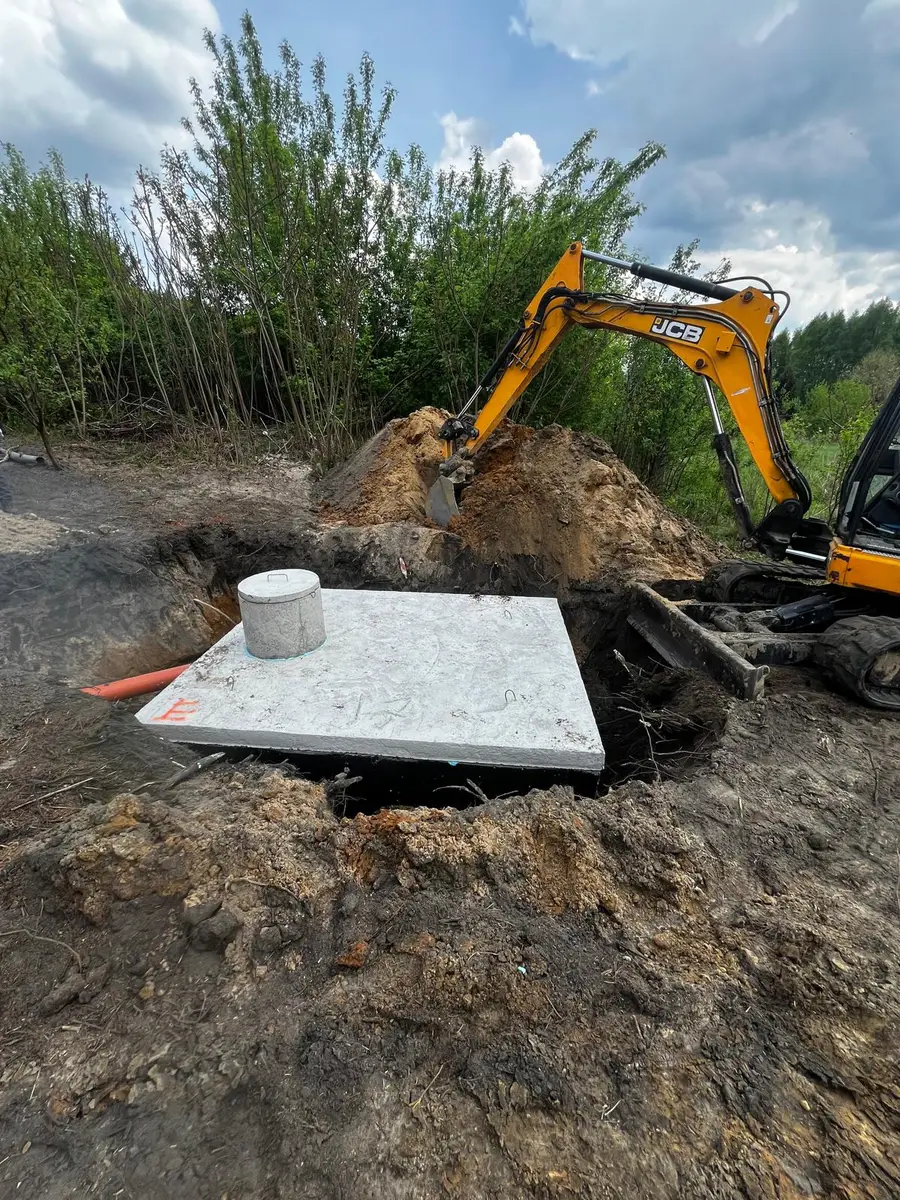 Montaż szamba betonowego JCB - zadrzewiona działka