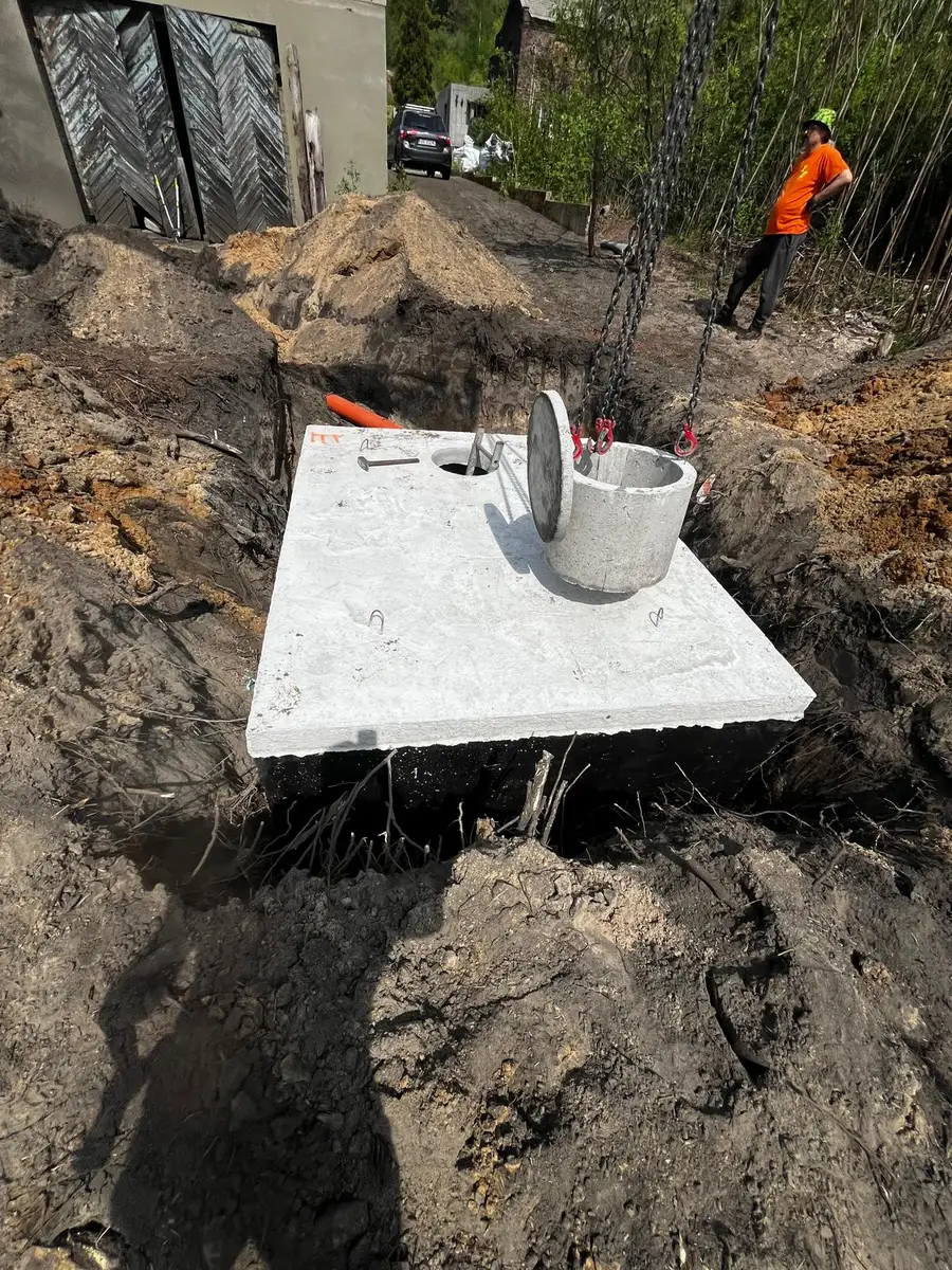 Montaż szamba betonowego z wykopem, dostawą i montażem - ekipa w pracy