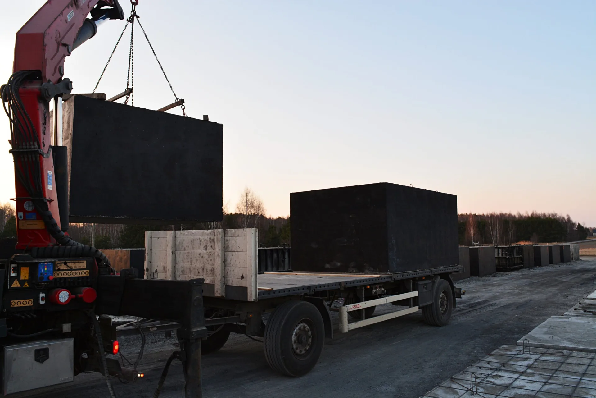 Szamba betonowe załadowane na naczepę - gotowe do transportu